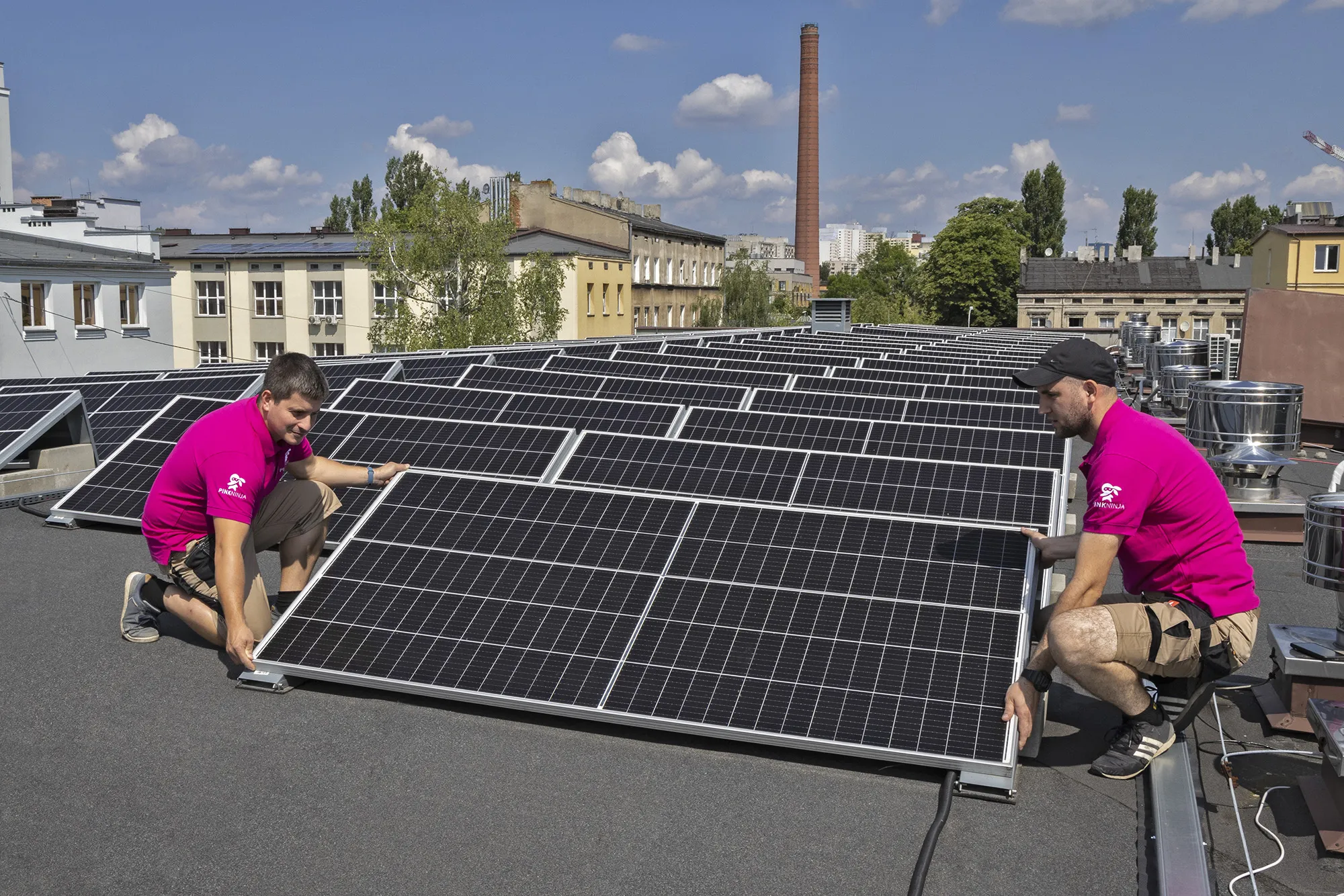 Instalacja fotowoltaiczna na dachu domu jednorodzinnego — Pink Ninja Łódź