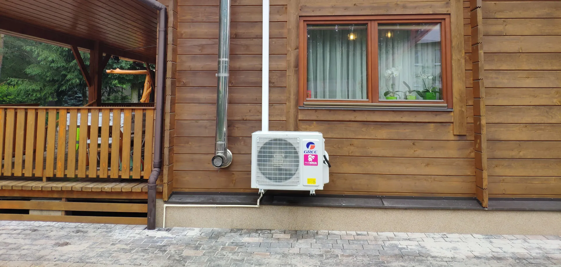 Jednostka zewnętrzna Gree zamontowana przy domu — pompa ciepła Łódź
