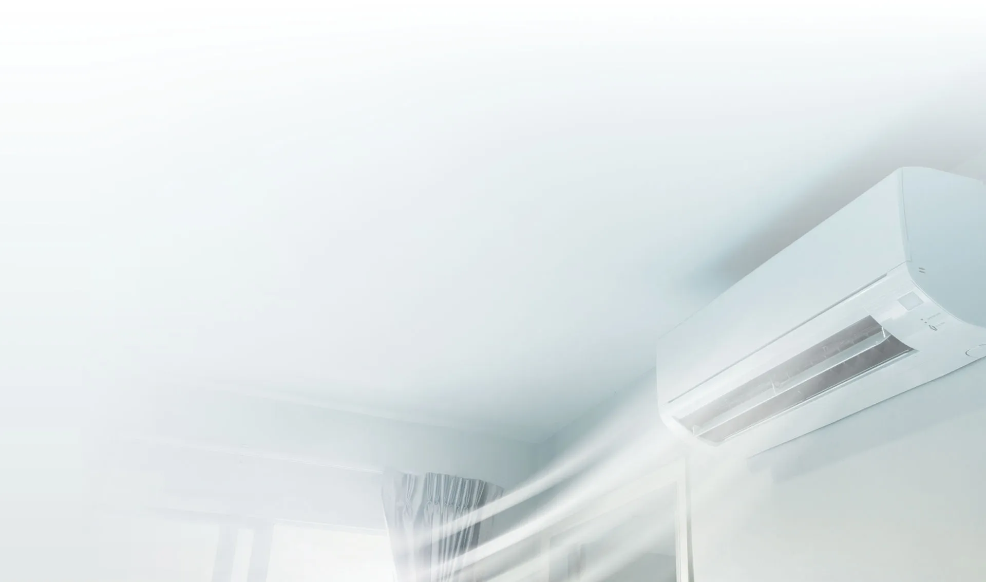 Technik Pink Ninja montuje klimatyzator split w mieszkaniu w Łodzi