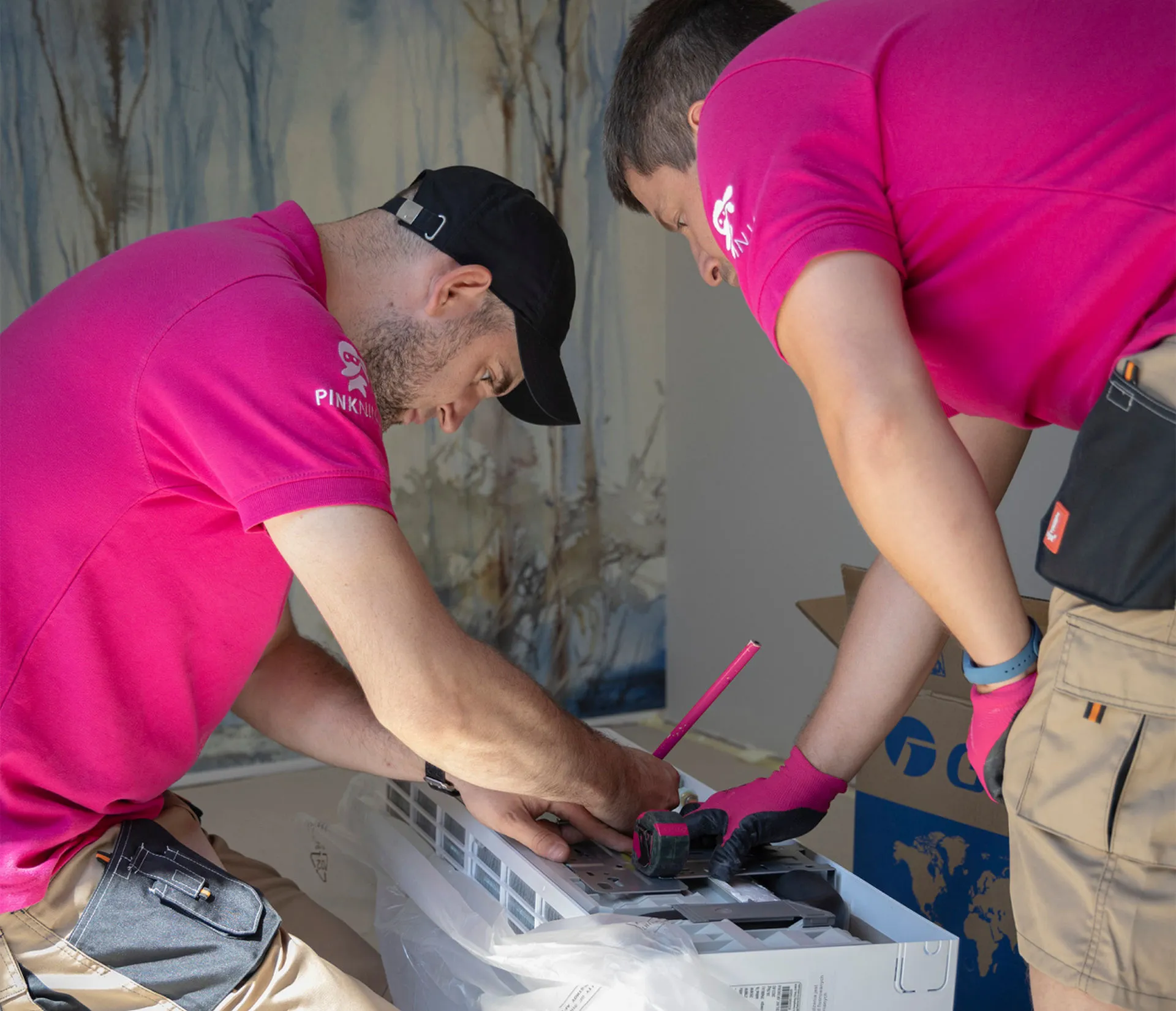 Ekipa Pink Ninja podczas przygotowania pompy ciepła do montażu w Łodzi