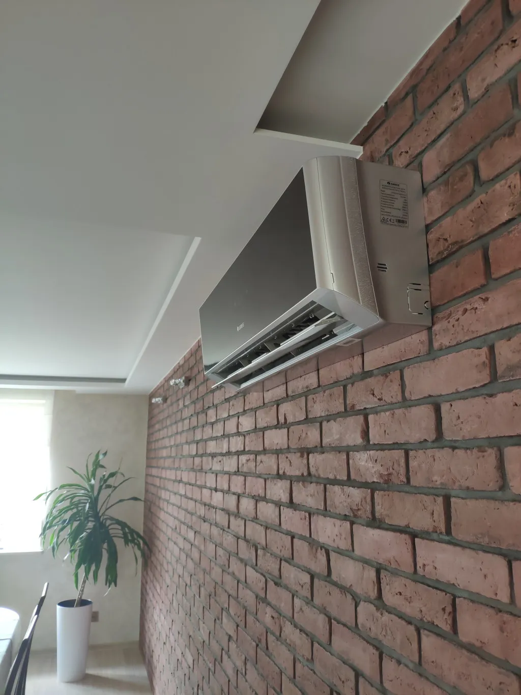 Czysty montaż klimatyzacji biurowej — Pink Ninja Łódź